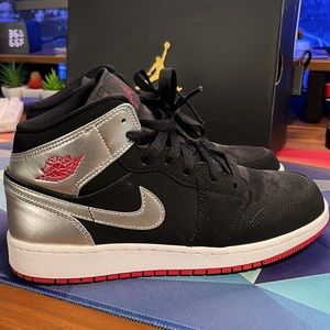 Air Jordan 1 Mid Youth size 6 (fit women 7/7.5)
